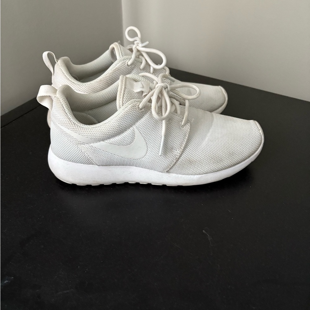Nike Classic White Roshe Shoes